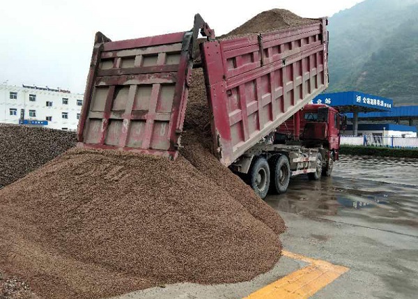 砂石车.jpg 砂石车.jpg